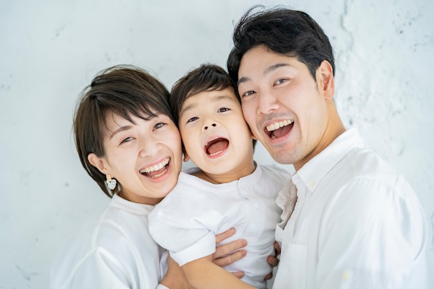 Parents et enfants alignés avec un sourire et un fond blanc texturé