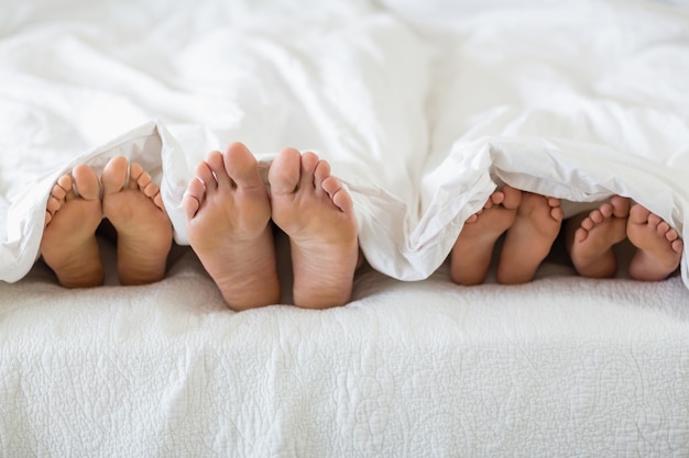 Parents et enfants dormant dans la chambre