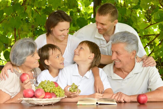 Les parents et les enfants heureux