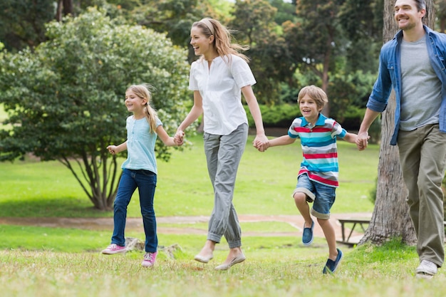 Parents et enfants marchant dans le parc