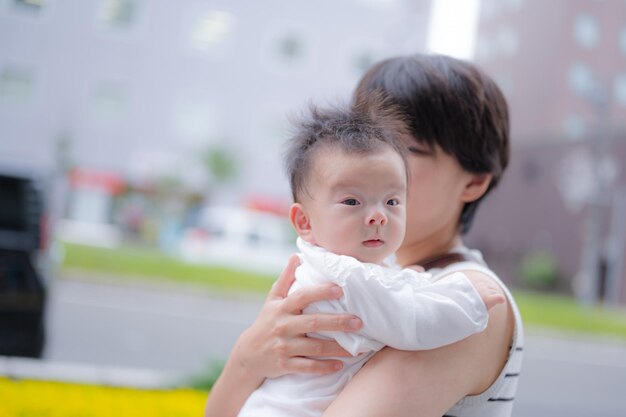 Parents et enfants marchant dans la ville