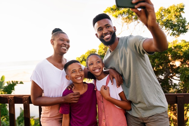 Photo parents et enfants passent du temps ensemble