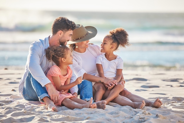 Parents enfants et plage vacances de sable vacances en famille et été mer voyage ensemble au Portugal Sourire maman aime papa et heureuse jeune fille enfants se détendre et passer du temps de qualité au soleil océan extérieur