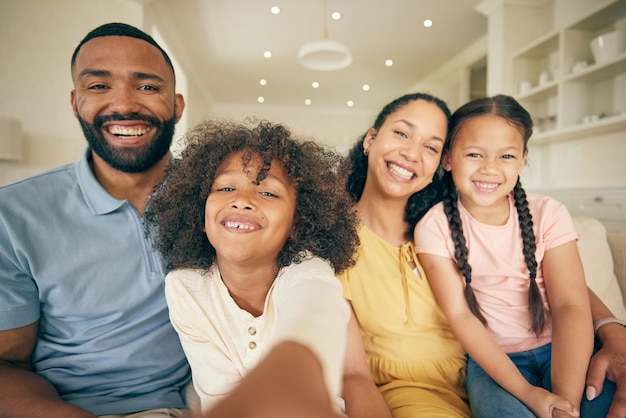 Parents enfants et portrait pour selfie à la maison pour des soins d'amour et du temps de qualité ensemble Visage de mère père et de jeunes enfants heureux prenant des photos pour la mémoire se détendre et soutenir dans la maison familiale