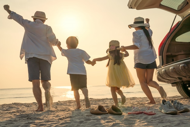 Parents avec enfants profitant de vacances sur la plage