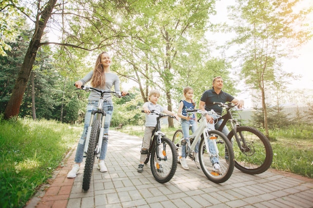 Parents et enfants sur la promenade à vélo dans le parc