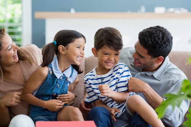 Photo parents et enfants s'amusant dans le salon