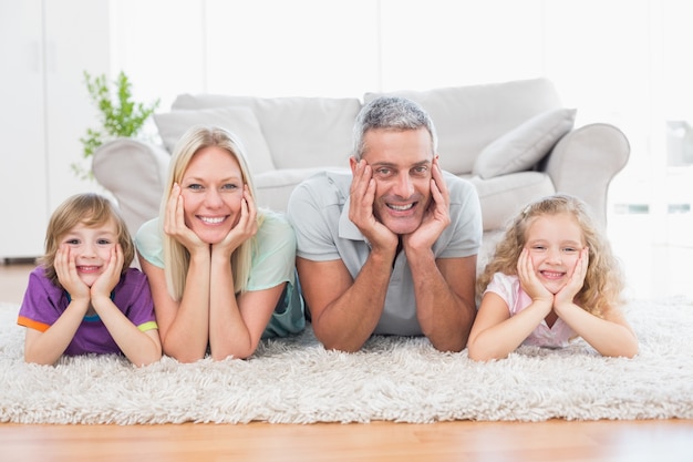 Parents et enfants avec la tête dans les mains sur le tapis