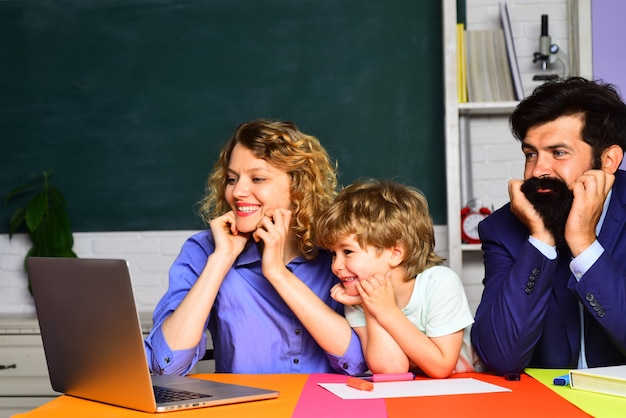 Les parents de l'enseignement des mathématiques en famille à domicile enseignent aux enfants des cours particuliers de mathématiques à l'école et à la maison