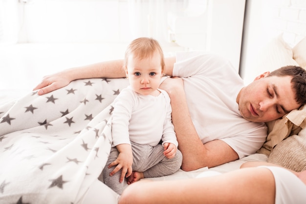 Parents fatigués et endormis