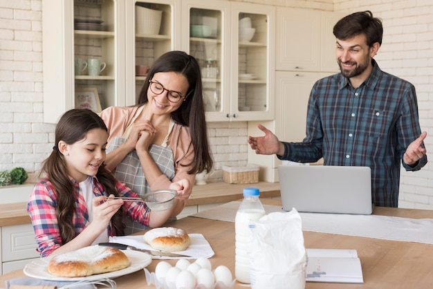 Les parents fiers de la cuisine fille