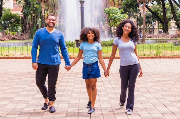 Parents et fille dans le parc