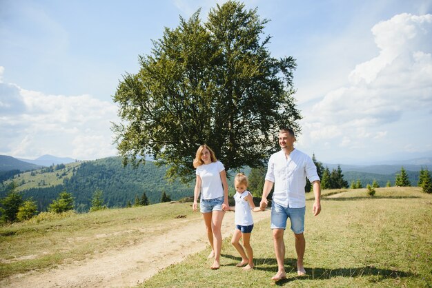 Parents et fille marchant dans la nature