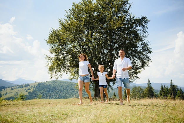 Parents et fille marchant dans la nature