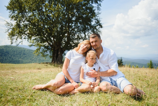 Parents et fille se détendre dans la nature