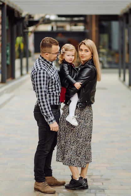 Parents et fille se promenant dans la ville Passent du temps ensemble Ils sont heureux