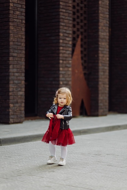 Parents et fille se promenant dans la ville Passent du temps ensemble Ils sont heureux