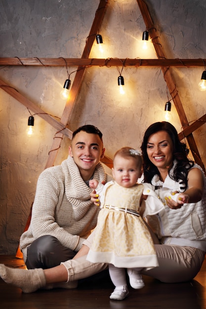 Parents et fille en vêtements blancs