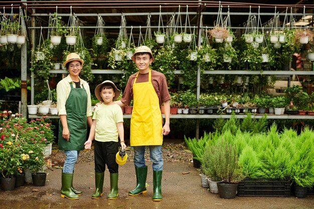 Parents et fils dans le magasin de fleurs