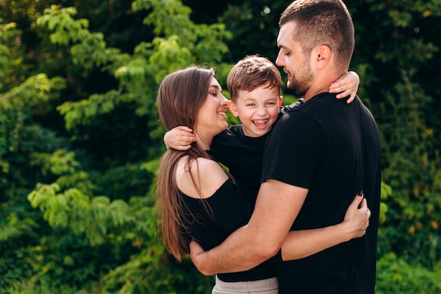 Parents et fils s'embrassant ensemble.