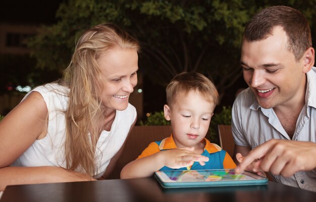 Parents avec fils le soir au café