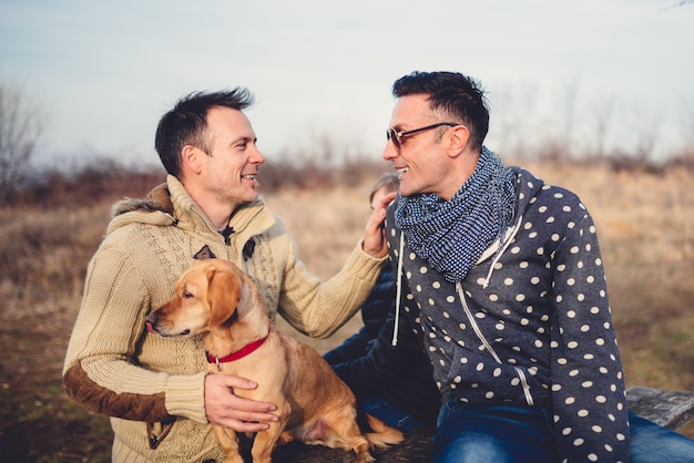 Parents gays avec fille et chien