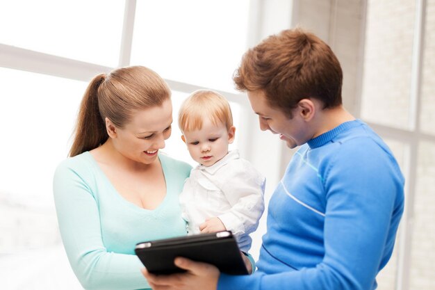 parents heureux et bébé adorable avec tablet pc