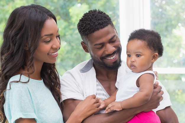 Parents heureux avec bébé fille