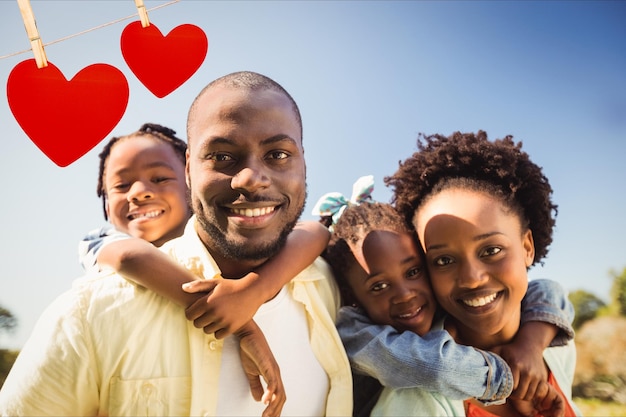 Parents heureux donnant le dos à leurs enfants