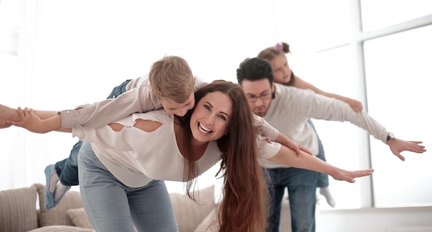 Des parents heureux avec leurs enfants s'amusent avec une photo avec espace de copie