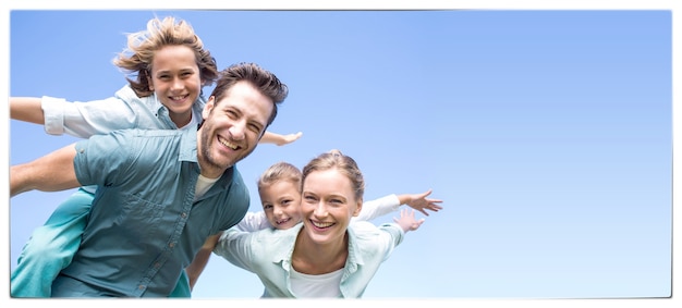 Parents heureux avec leurs enfants