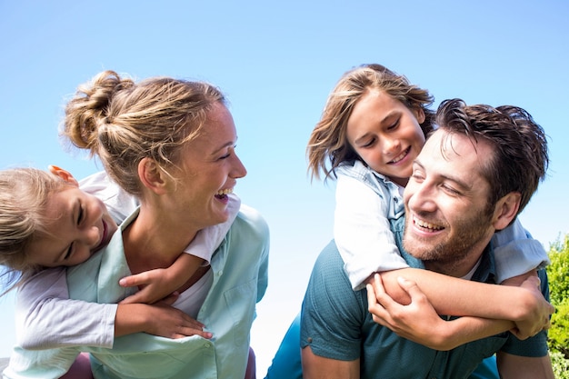 Des parents heureux avec leurs enfants