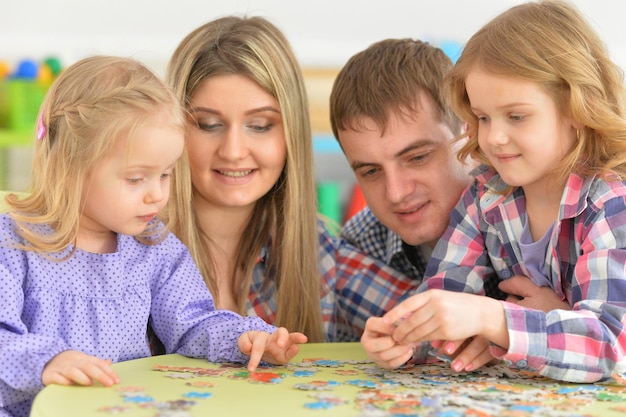 Parents jouant avec des filles