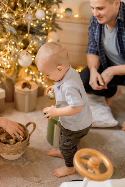 Parents jouant avec leur enfant