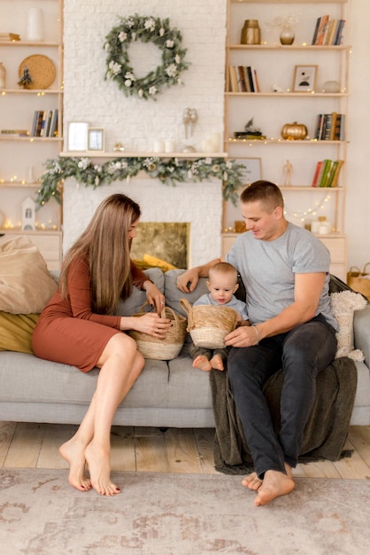 Parents jouant avec leur enfant