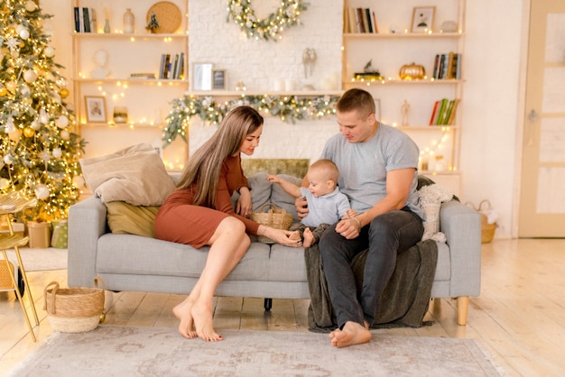 Parents jouant avec leur enfant