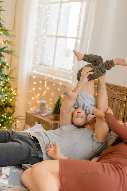 Parents jouant avec leur enfant