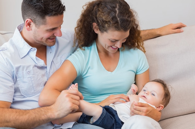 Parents jouant avec un petit garçon