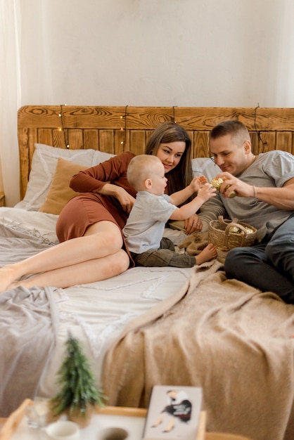 Parents jouant avec son fils