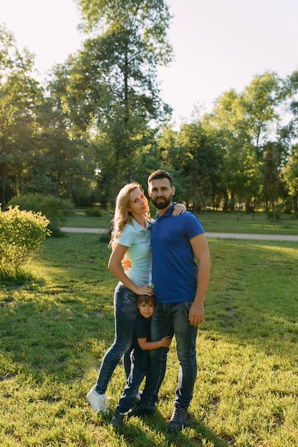 Les parents jouent dans le parc avec leur fils