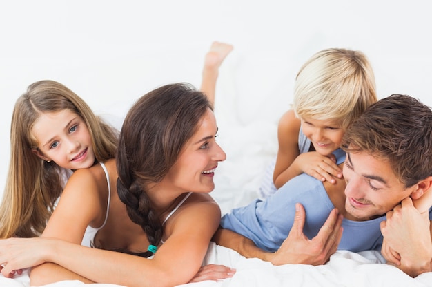 Des parents joyeux donnant à leurs enfants un tour de ferroutage