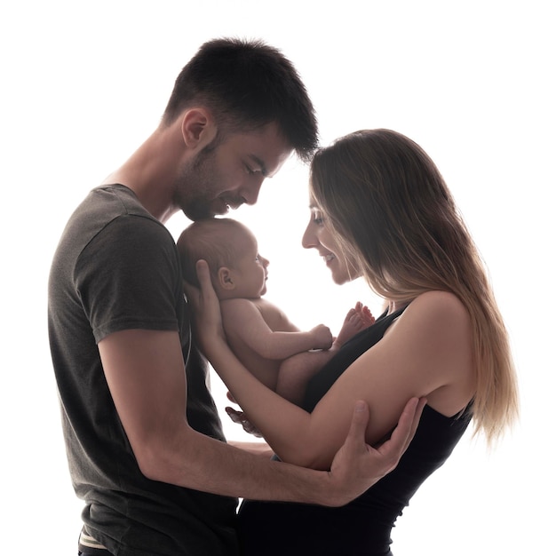 Parents avec leur bébé nouveau-né dans le studio