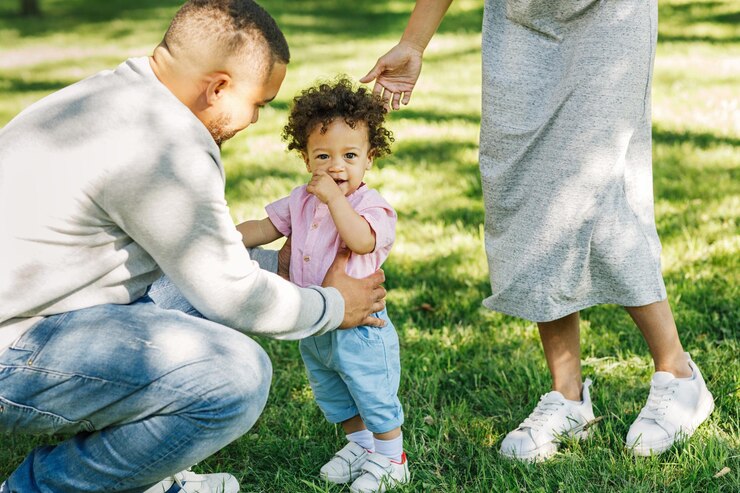 Photo des parents avec leur petit fils au parc