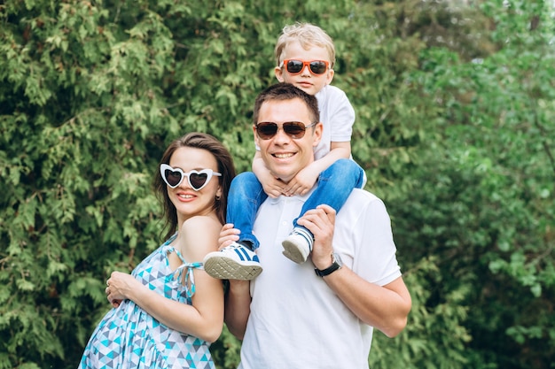 Les parents et leur petit fils dans le parc