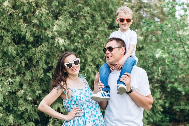 Les parents et leur petit fils dans le parc