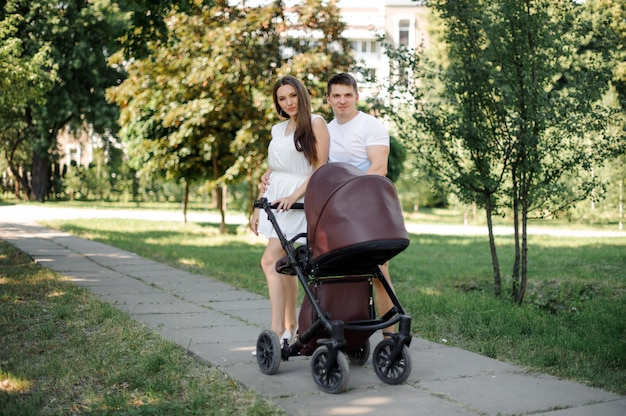 Les parents et leur petite fille dans la voiture de Babby