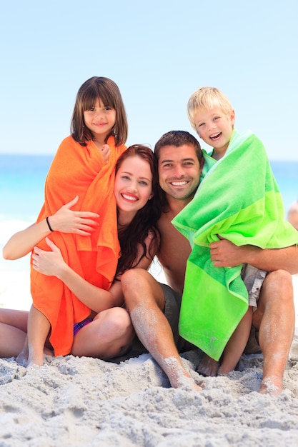 Parents avec leurs enfants dans des serviettes