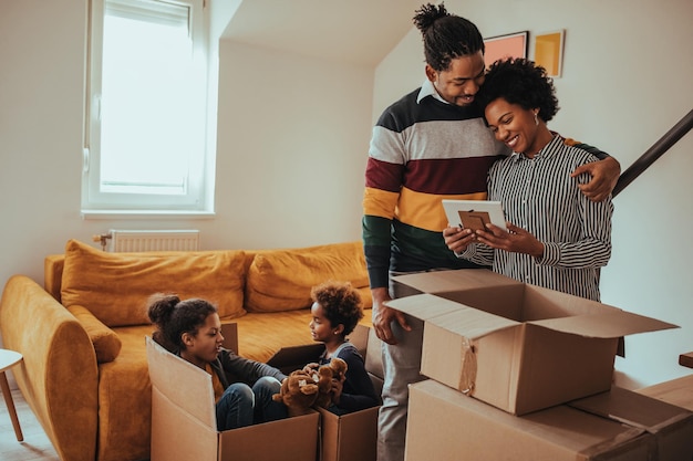 Les parents et leurs enfants emménagent dans une nouvelle maison