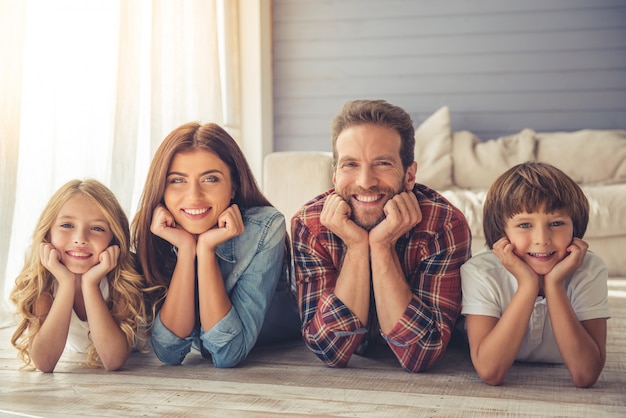 Les parents et leurs enfants regardent la caméra.