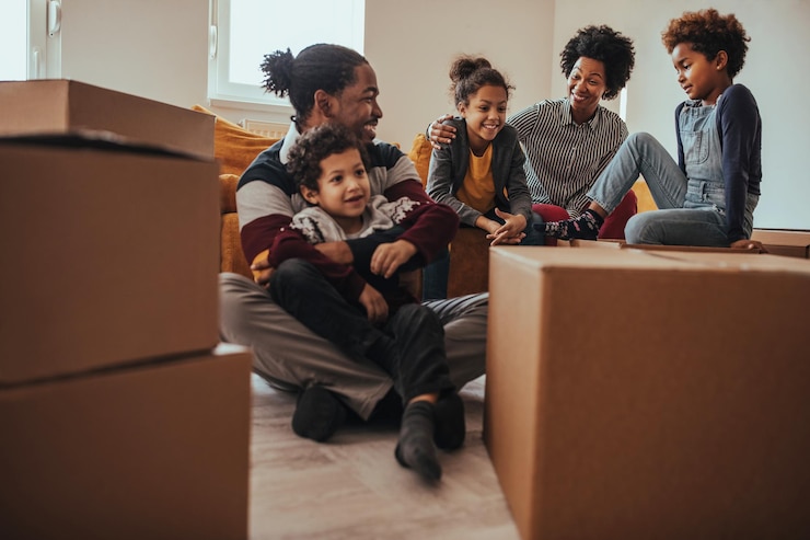Photo des parents et leurs trois enfants emménagent dans une nouvelle maison
